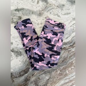 LIKE NEW CONDITION CAMO EXPRESS STRETCH MID RISE LEGGING JEAN PANTS